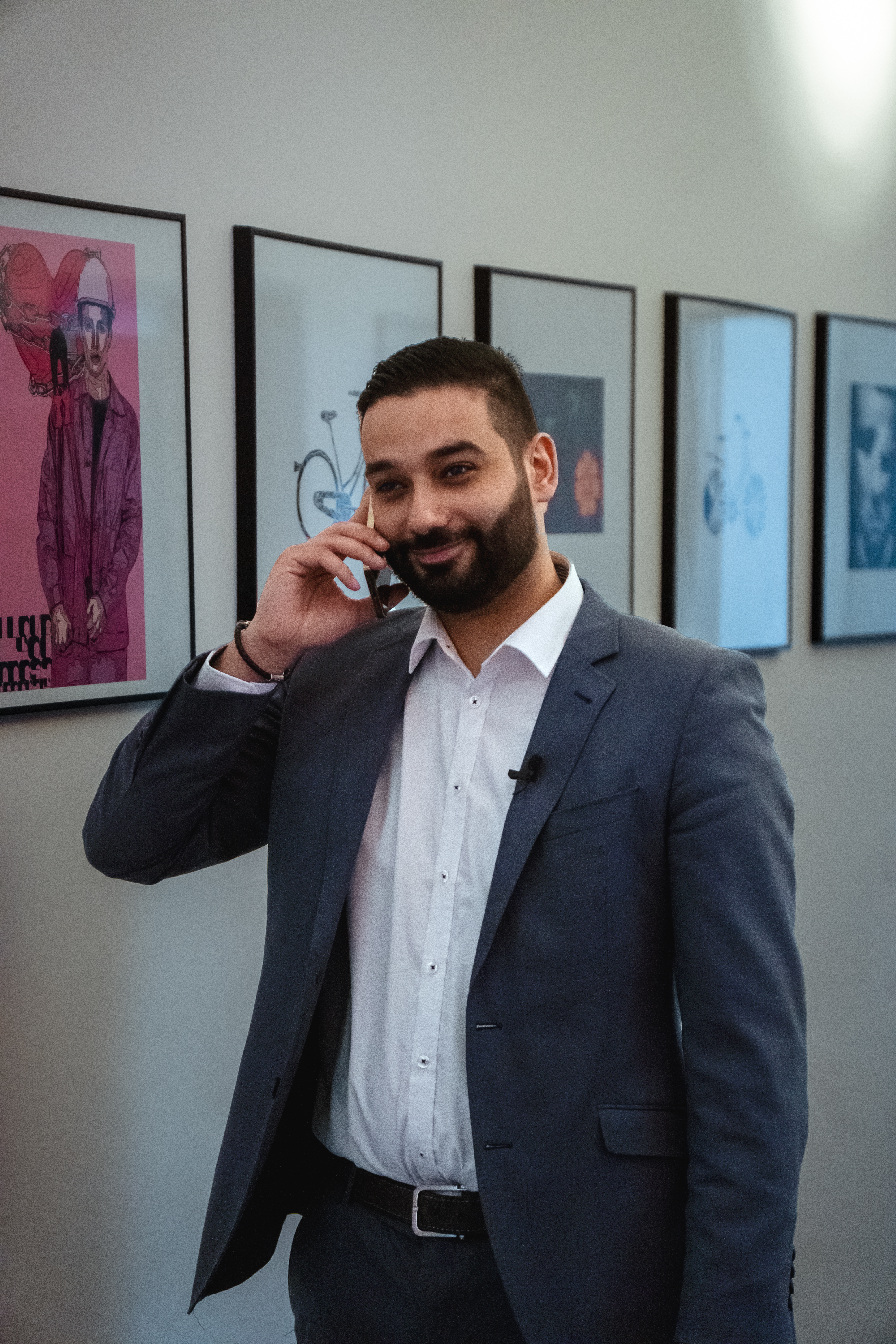 Argin Vartanian im Beratungsgespräch
